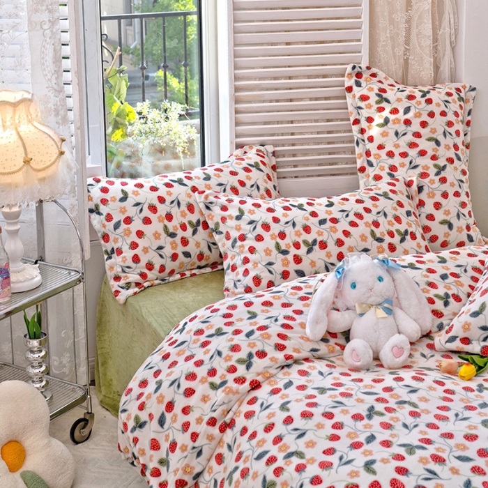 91家纺网 家纺一手货源 找家纺 沐棉 2022新款抗静电高克重加厚小清新印花牛奶绒四件套 草莓心情