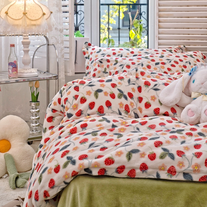 91家纺网 家纺一手货源 找家纺 沐棉 2022新款抗静电高克重加厚小清新印花牛奶绒四件套 草莓心情