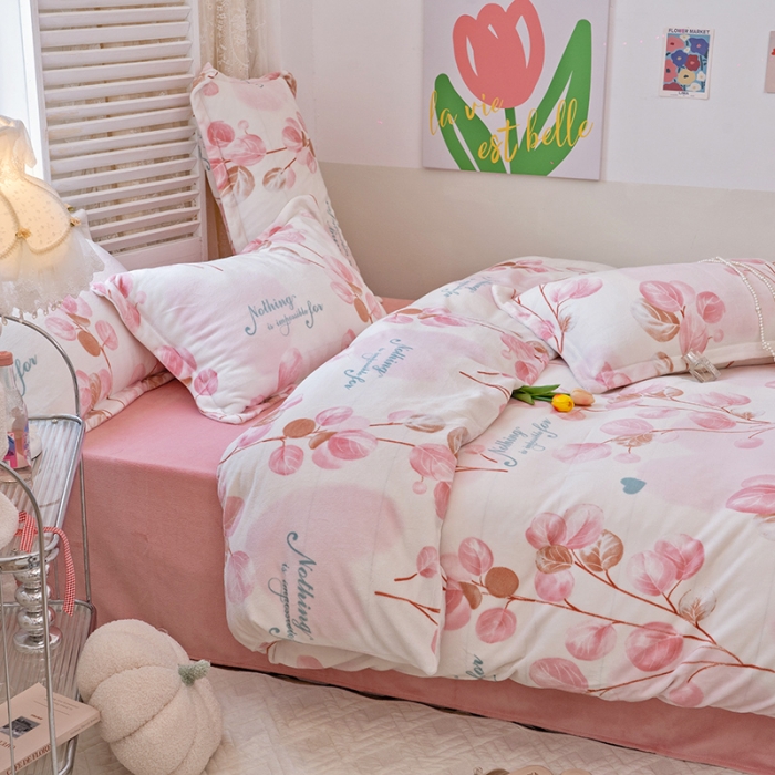 91家纺网 家纺一手货源 找家纺 沐棉 2022新款抗静电高克重加厚小清新印花牛奶绒四件套 粉恋