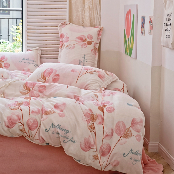 91家纺网 家纺一手货源 找家纺 沐棉 2022新款抗静电高克重加厚小清新印花牛奶绒四件套 粉恋