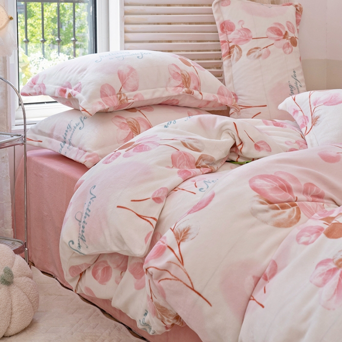 91家纺网 家纺一手货源 找家纺 沐棉 2022新款抗静电高克重加厚小清新印花牛奶绒四件套 粉恋