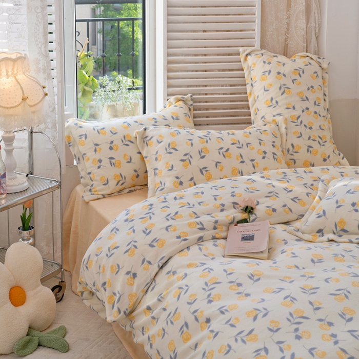 91家纺网 家纺一手货源 找家纺 沐棉 2022新款抗静电高克重加厚小清新印花牛奶绒四件套 恋恋不忘