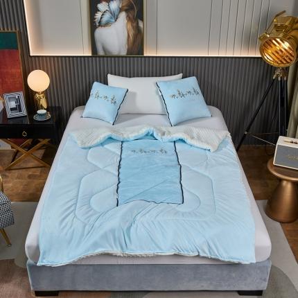 91家纺网 家纺一手货源 找家纺 翰轩家居 2022新款水晶绒绣花抱枕被系列-山茶花开 天空蓝