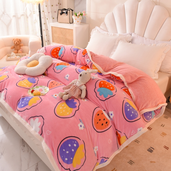 91家纺网 家纺一手货源 找家纺 甜之梦 2025新款多功能泥点绒印花加厚被套毛毯 粉红草莓