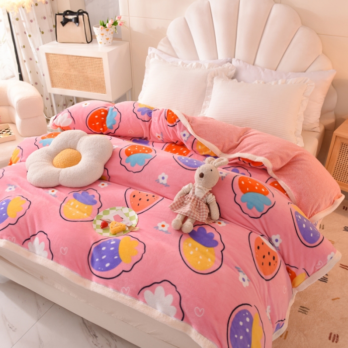 91家纺网 家纺一手货源 找家纺 甜之梦 2025新款多功能泥点绒印花加厚被套毛毯 粉红草莓