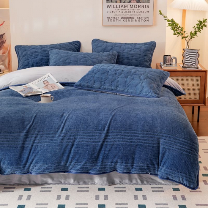 91家纺网 家纺一手货源 找家纺 凡客 2022新款牛奶绒雕花绒夹棉床笠四件套 宝蓝