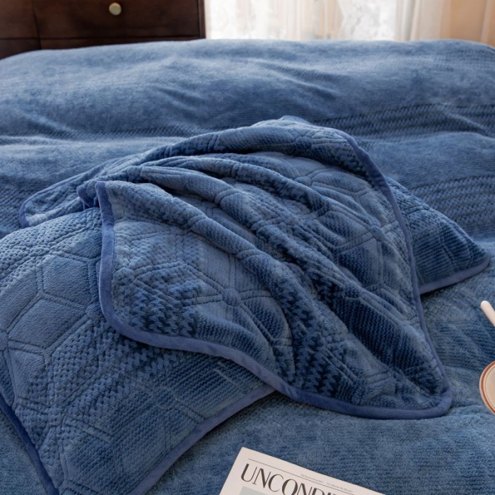 91家纺网 家纺一手货源 找家纺 凡客 2022新款牛奶绒雕花绒夹棉床笠四件套 宝蓝