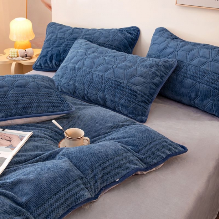 91家纺网 家纺一手货源 找家纺 凡客 2022新款牛奶绒雕花绒夹棉床笠四件套 宝蓝