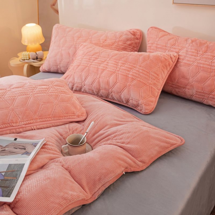 91家纺网 家纺一手货源 找家纺 凡客 2022新款牛奶绒雕花绒夹棉床笠四件套 粉玉