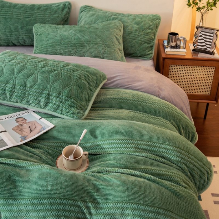 91家纺网 家纺一手货源 找家纺 凡客 2022新款牛奶绒雕花绒夹棉床笠四件套 祖母绿