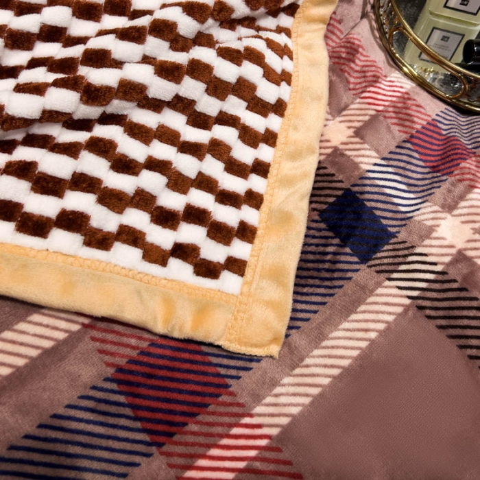 91家纺网 家纺一手货源 找家纺 羋多 2023新款A版牛奶绒+B版阳离子提花双层复合毯 经典红格