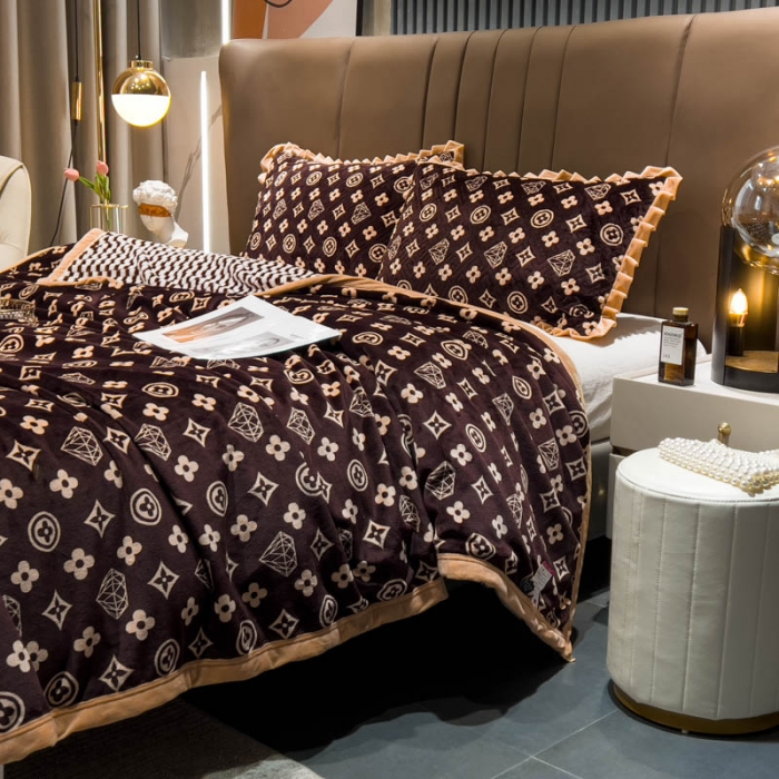 91家纺网 家纺一手货源 找家纺 羋多 2023新款A版牛奶绒+B版阳离子提花双层复合毯 潮流风尚