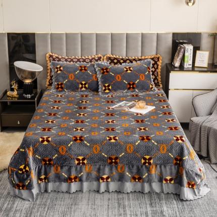 91家纺网 家纺一手货源 找家纺 （总）羋多 2023新款轻奢牛奶绒印花夹棉床裙三件套