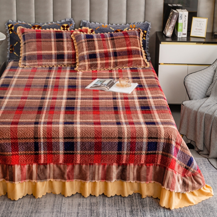 91家纺网 家纺一手货源 找家纺 羋多 2023新款轻奢牛奶绒印花夹棉床裙三件套 红棕格子