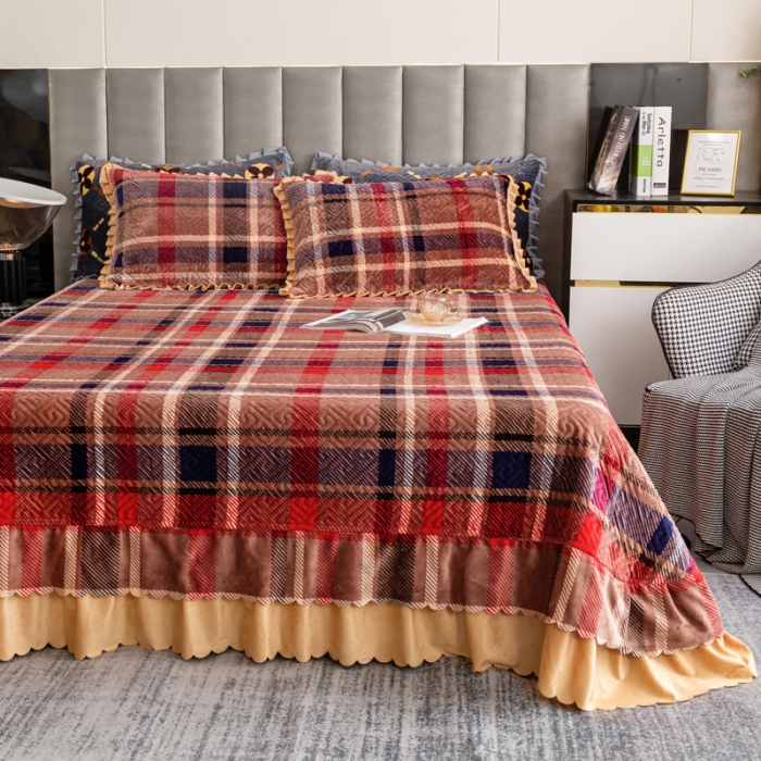 91家纺网 家纺一手货源 找家纺 羋多 2023新款轻奢牛奶绒印花夹棉床裙三件套 红棕格子