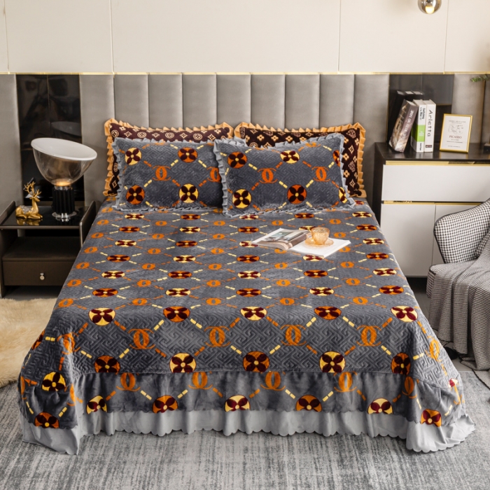 91家纺网 家纺一手货源 找家纺 羋多 2023新款轻奢牛奶绒印花夹棉床裙三件套 潮牌字母