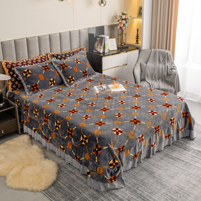 91家纺网 家纺一手货源 找家纺 羋多 2023新款轻奢牛奶绒印花夹棉床裙三件套 潮牌字母