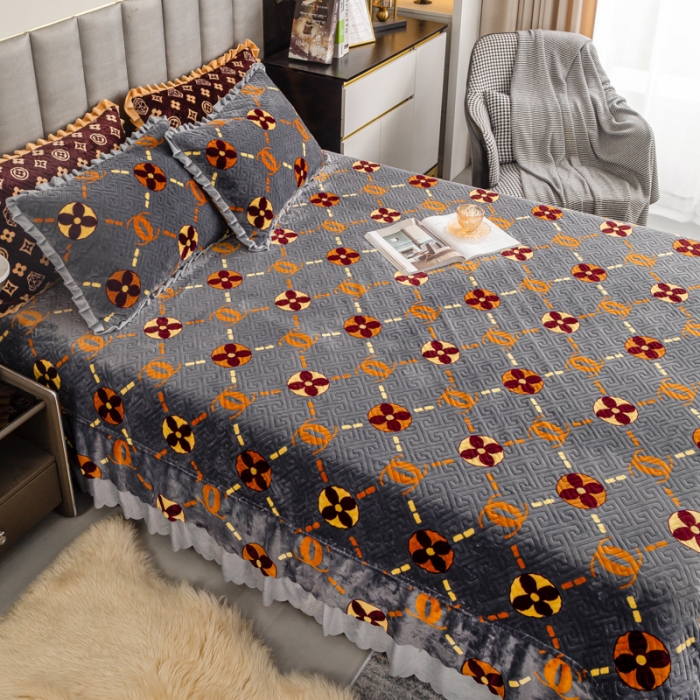 91家纺网 家纺一手货源 找家纺 羋多 2023新款轻奢牛奶绒印花夹棉床裙三件套 潮牌字母