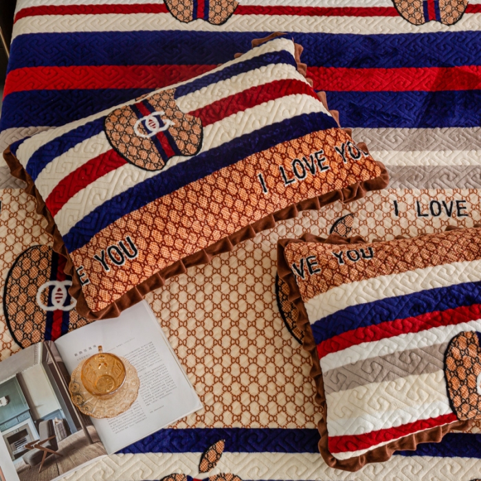 91家纺网 家纺一手货源 找家纺 羋多 2023新款轻奢牛奶绒印花夹棉床裙三件套 大牌范