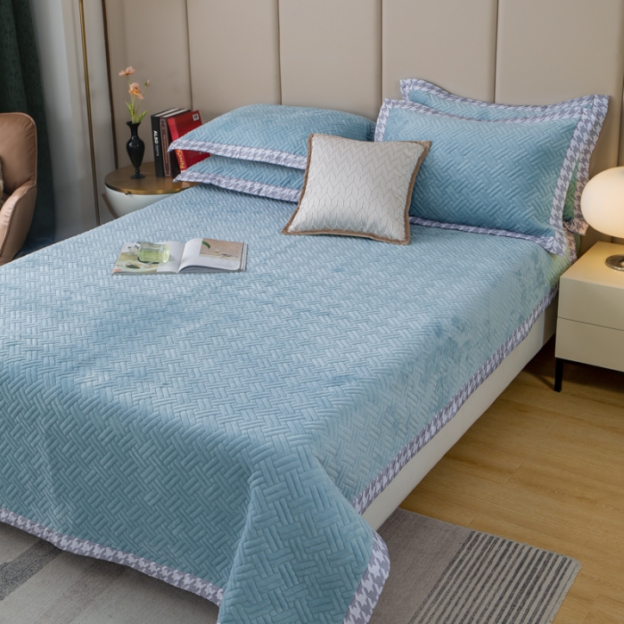 91家纺网 家纺一手货源 找家纺 （总）羋多 2023新款数码边素色牛奶绒床盖三件套