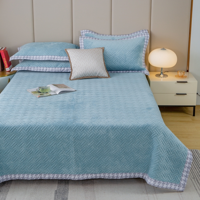 91家纺网 家纺一手货源 找家纺 （总）羋多 2023新款数码边素色牛奶绒床盖三件套