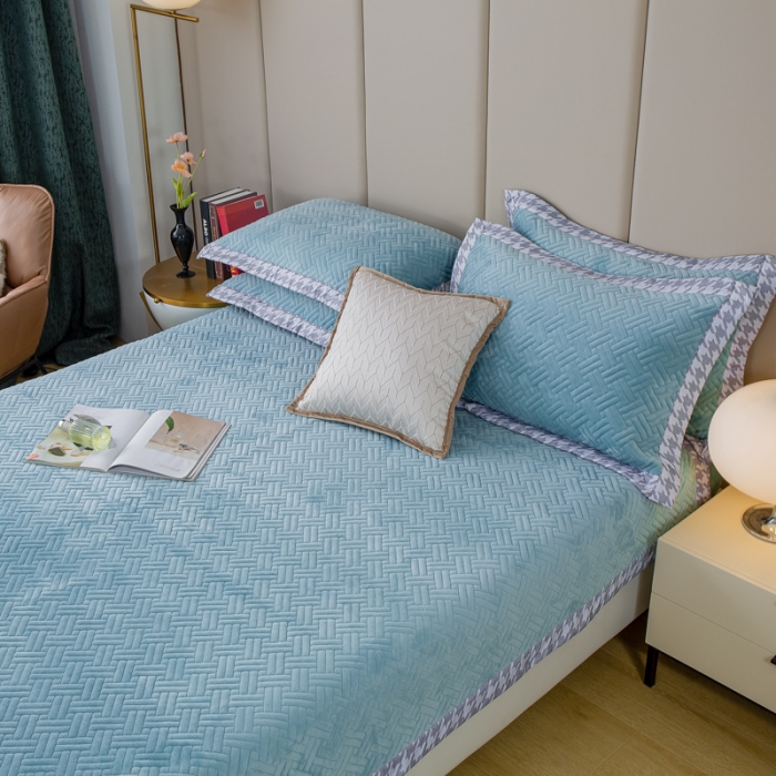 91家纺网 家纺一手货源 找家纺 （总）羋多 2023新款数码边素色牛奶绒床盖三件套