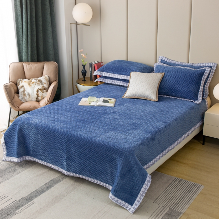 91家纺网 家纺一手货源 找家纺 羋多 2023新款数码边素色牛奶绒床盖三件套 轻奢蓝