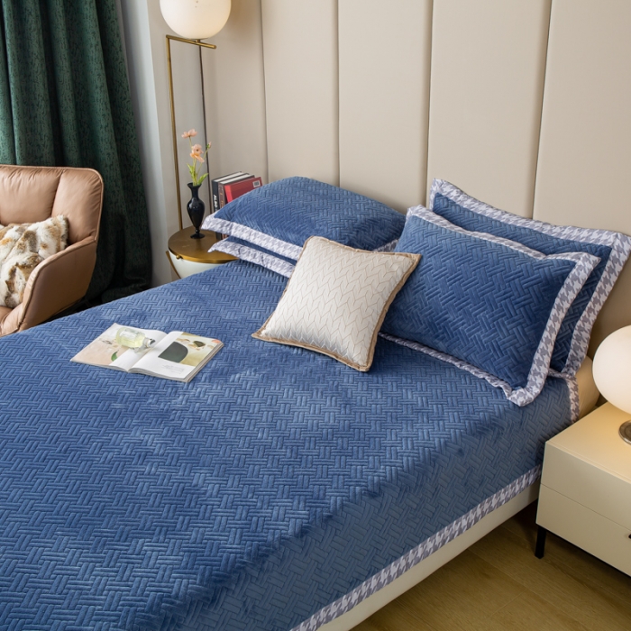 91家纺网 家纺一手货源 找家纺 羋多 2023新款数码边素色牛奶绒床盖三件套 轻奢蓝