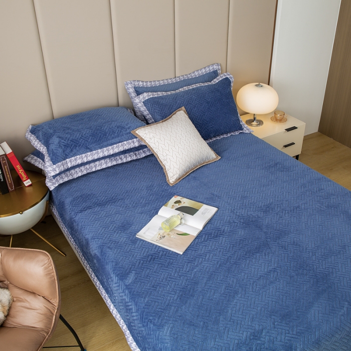 91家纺网 家纺一手货源 找家纺 羋多 2023新款数码边素色牛奶绒床盖三件套 轻奢蓝