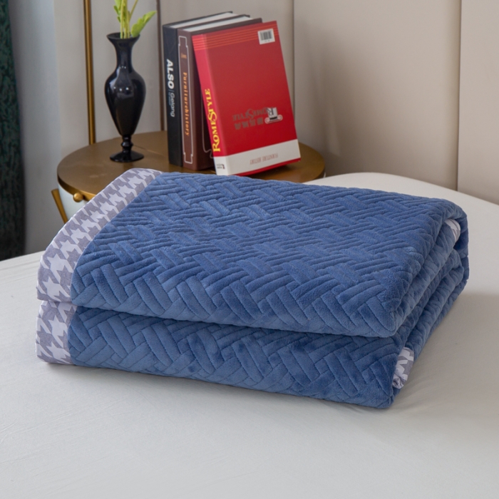 91家纺网 家纺一手货源 找家纺 羋多 2023新款数码边素色牛奶绒床盖三件套 轻奢蓝