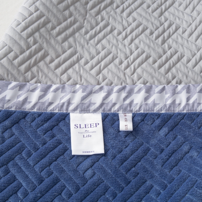 91家纺网 家纺一手货源 找家纺 羋多 2023新款数码边素色牛奶绒床盖三件套 轻奢蓝