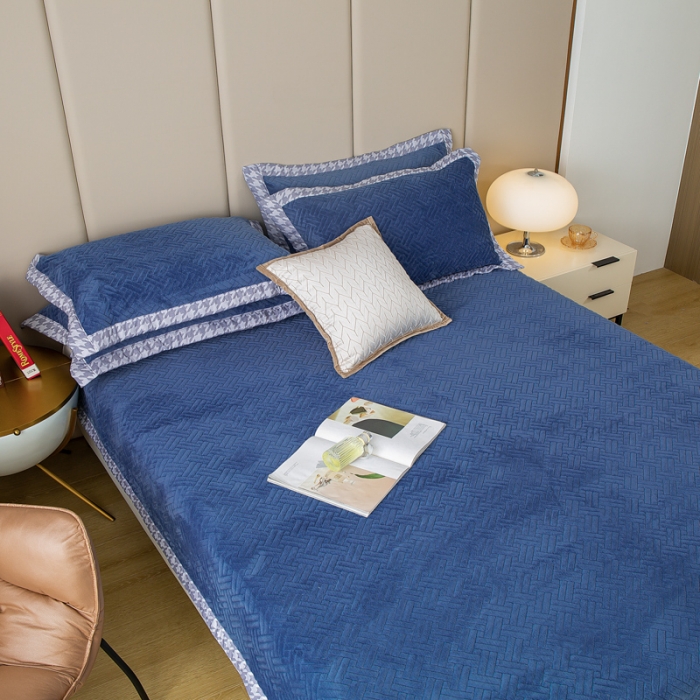 91家纺网 家纺一手货源 找家纺 羋多 2023新款数码边素色牛奶绒床盖三件套 轻奢蓝