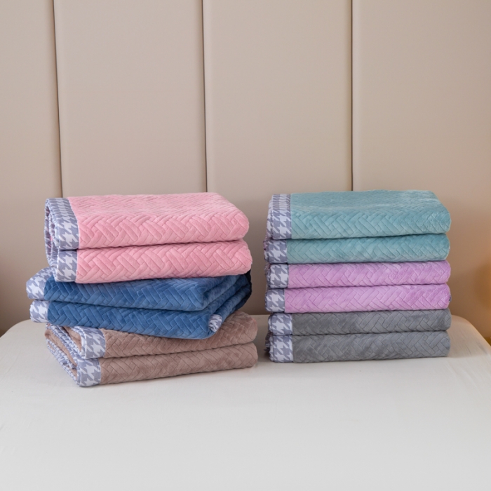 91家纺网 家纺一手货源 找家纺 羋多 2023新款数码边素色牛奶绒床盖三件套 轻奢蓝