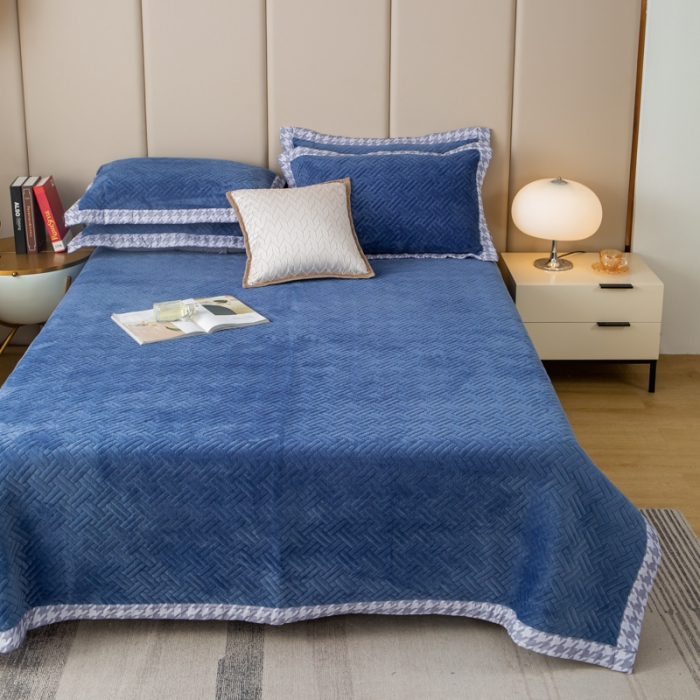 91家纺网 家纺一手货源 找家纺 羋多 2023新款数码边素色牛奶绒床盖三件套 轻奢蓝