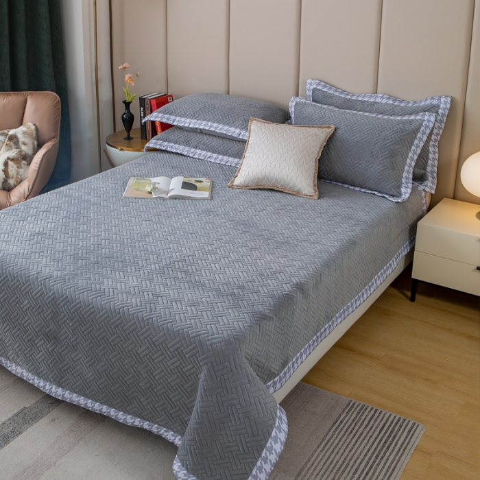 91家纺网 家纺一手货源 找家纺 羋多 2023新款数码边素色牛奶绒床盖三件套 气质灰