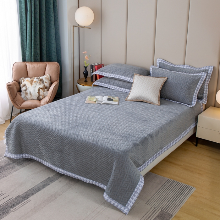 91家纺网 家纺一手货源 找家纺 羋多 2023新款数码边素色牛奶绒床盖三件套 气质灰