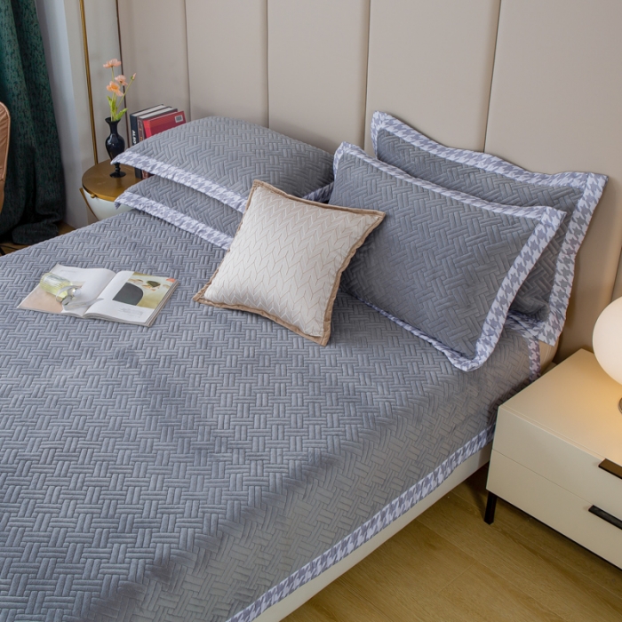 91家纺网 家纺一手货源 找家纺 羋多 2023新款数码边素色牛奶绒床盖三件套 气质灰