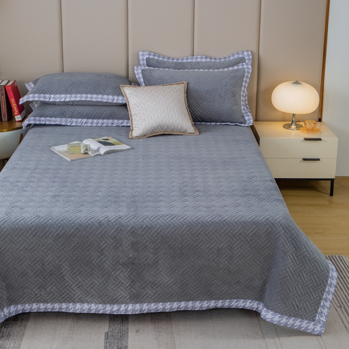 91家纺网 家纺一手货源 找家纺 羋多 2023新款数码边素色牛奶绒床盖三件套 气质灰