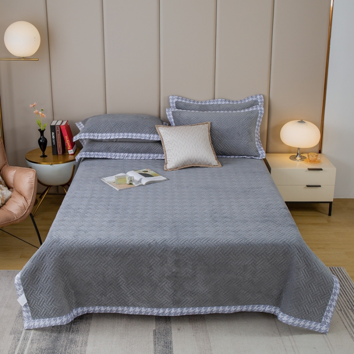 91家纺网 家纺一手货源 找家纺 羋多 2023新款数码边素色牛奶绒床盖三件套 气质灰