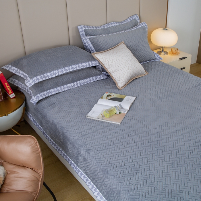 91家纺网 家纺一手货源 找家纺 羋多 2023新款数码边素色牛奶绒床盖三件套 气质灰