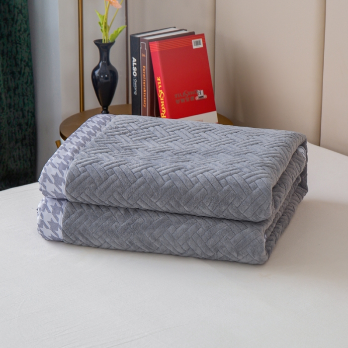 91家纺网 家纺一手货源 找家纺 羋多 2023新款数码边素色牛奶绒床盖三件套 气质灰