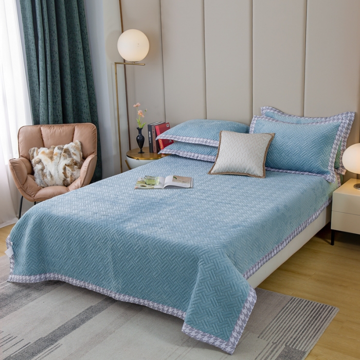 91家纺网 家纺一手货源 找家纺 羋多 2023新款数码边素色牛奶绒床盖三件套 湖水绿