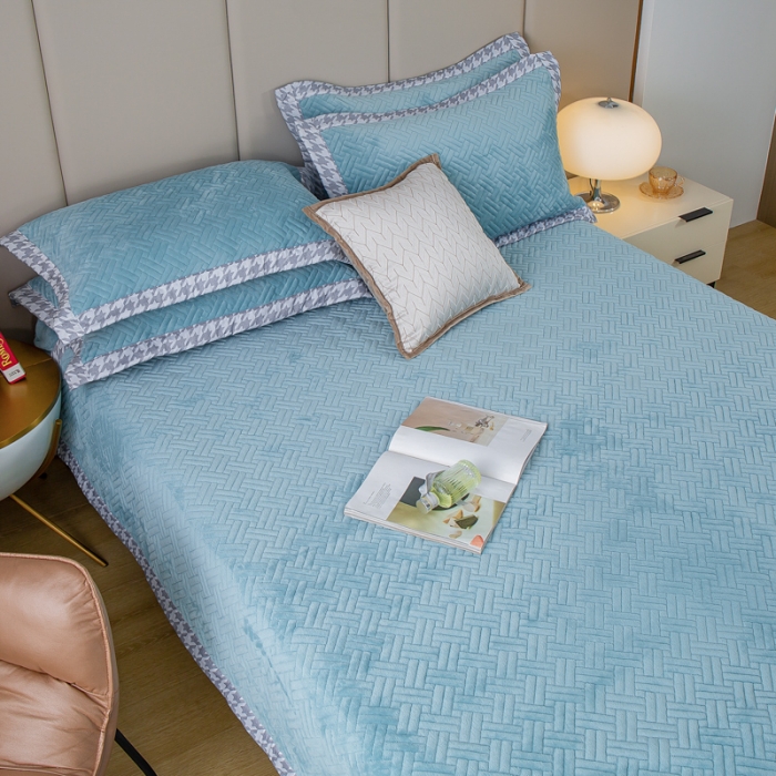 91家纺网 家纺一手货源 找家纺 羋多 2023新款数码边素色牛奶绒床盖三件套 湖水绿