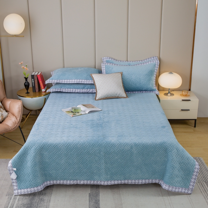 91家纺网 家纺一手货源 找家纺 羋多 2023新款数码边素色牛奶绒床盖三件套 湖水绿