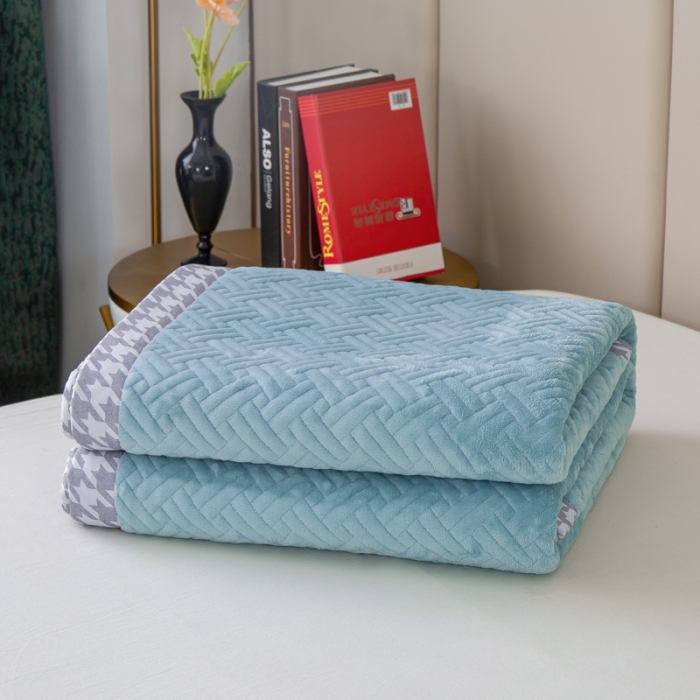 91家纺网 家纺一手货源 找家纺 羋多 2023新款数码边素色牛奶绒床盖三件套 湖水绿