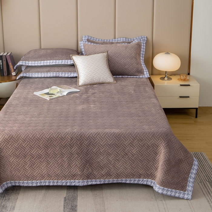 91家纺网 家纺一手货源 找家纺 羋多 2023新款数码边素色牛奶绒床盖三件套 贵族咖