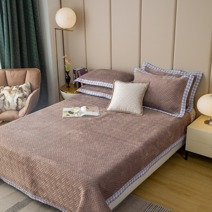 91家纺网 家纺一手货源 找家纺 羋多 2023新款数码边素色牛奶绒床盖三件套 贵族咖