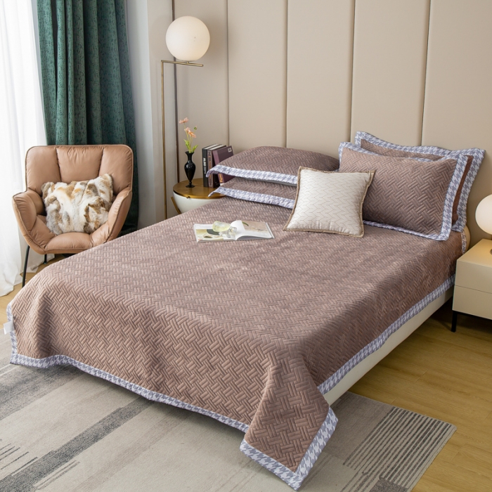 91家纺网 家纺一手货源 找家纺 羋多 2023新款数码边素色牛奶绒床盖三件套 贵族咖