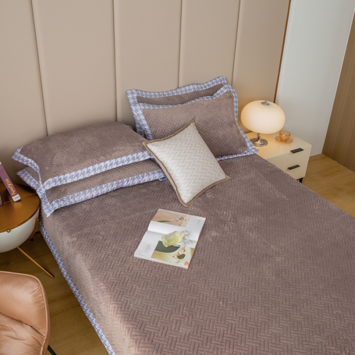 91家纺网 家纺一手货源 找家纺 羋多 2023新款数码边素色牛奶绒床盖三件套 贵族咖