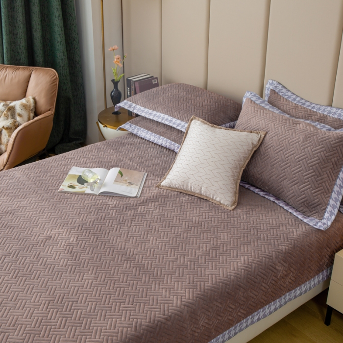 91家纺网 家纺一手货源 找家纺 羋多 2023新款数码边素色牛奶绒床盖三件套 贵族咖